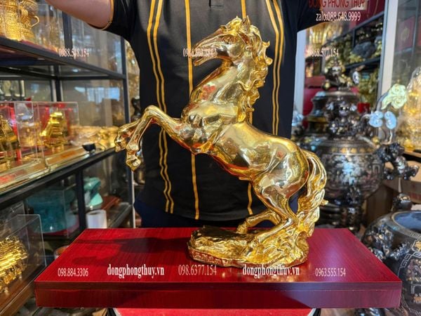 Tượng ngựa dát vàng 24k