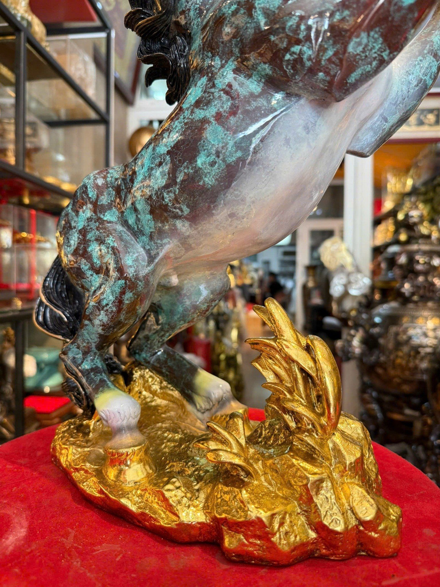 Tượng ngựa hý cao 43cm nặng 7kg màu khoáng nhiệt độ cao.