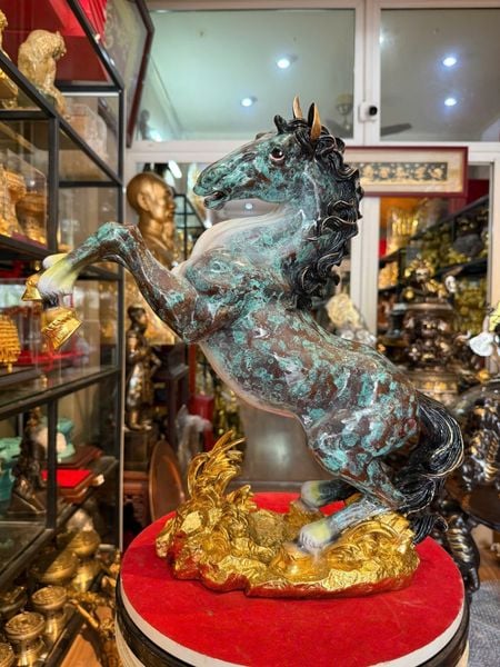 Tượng ngựa hý cao 43cm nặng 7kg màu khoáng nhiệt độ cao.