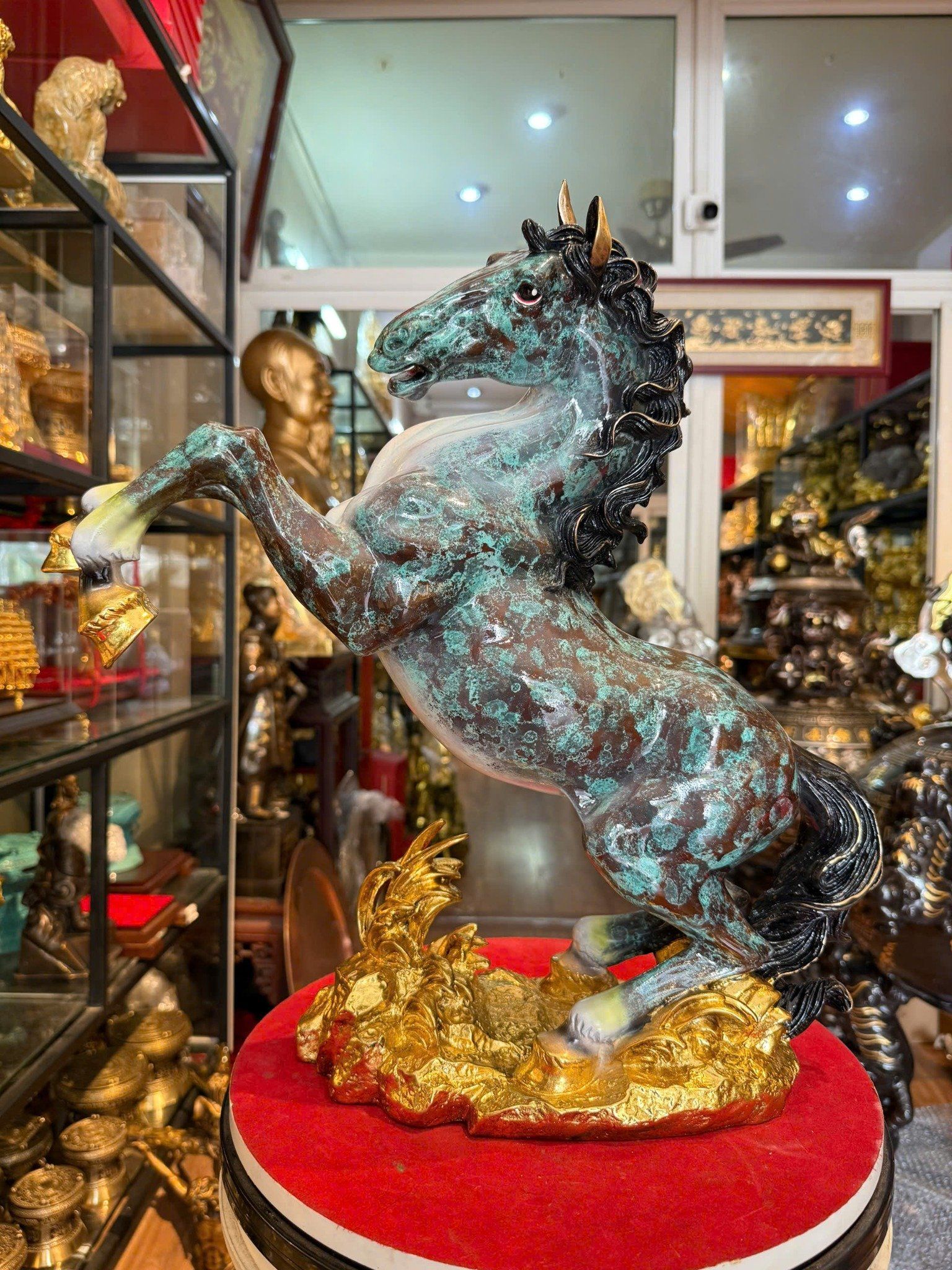 Tượng ngựa hý cao 43cm nặng 7kg màu khoáng nhiệt độ cao.