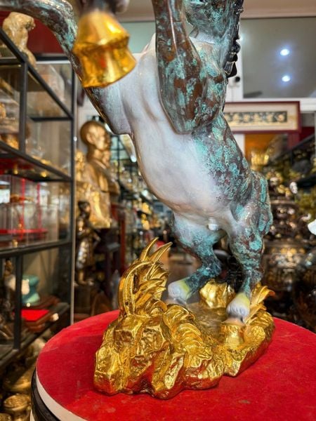 Tượng ngựa hý cao 43cm nặng 7kg màu khoáng nhiệt độ cao.