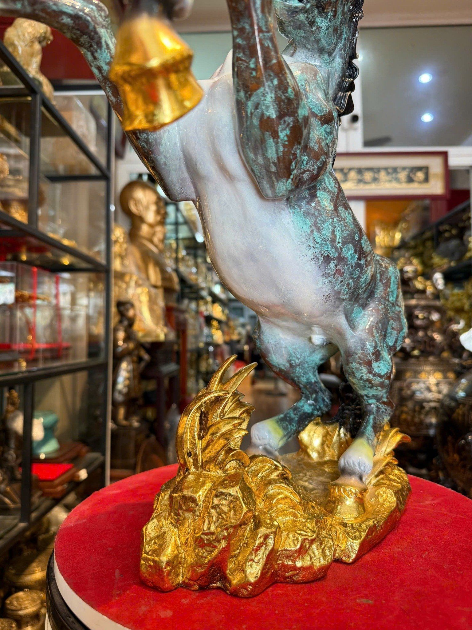 Tượng ngựa hý cao 43cm nặng 7kg màu khoáng nhiệt độ cao.