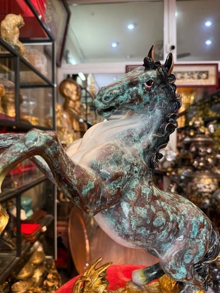 Tượng ngựa hý cao 43cm nặng 7kg màu khoáng nhiệt độ cao.