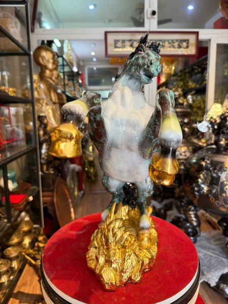 Tượng ngựa hý cao 43cm nặng 7kg màu khoáng nhiệt độ cao.