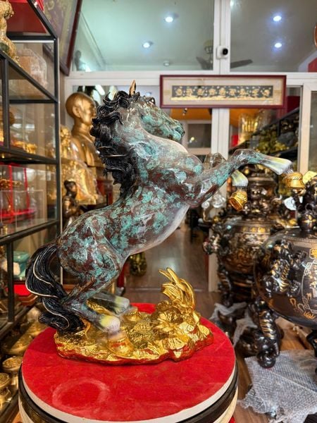 Tượng ngựa hý cao 43cm nặng 7kg màu khoáng nhiệt độ cao.