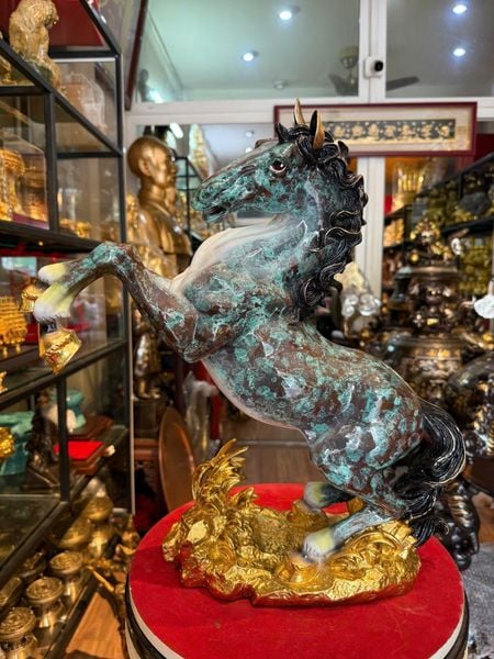 Tượng ngựa hý cao 43cm nặng 7kg màu khoáng nhiệt độ cao.