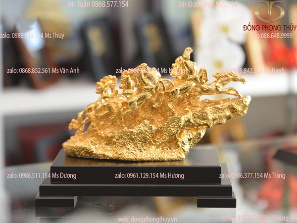 Tượng ngựa mạ vàng bát mã truy phong bằng đồng dát vàng 24k