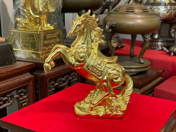 Tượng ngựa mạ vàng 22 ngang 19 sâu 8 nặng 1,4kg bằng đồng dát vàng 24k