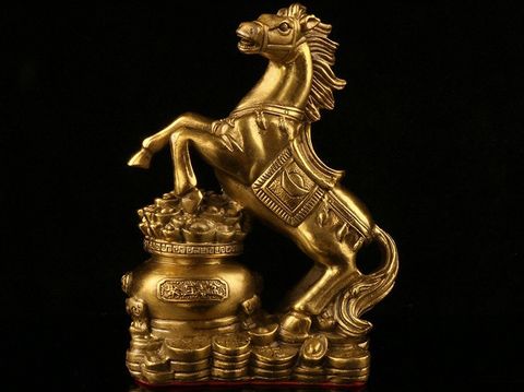 Tượng ngựa phong thủy bằng đồng hũ tiền