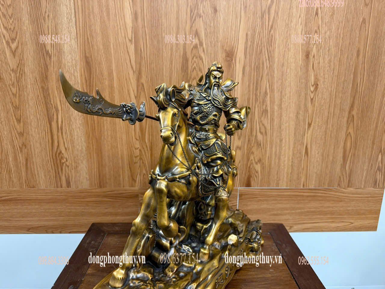 Tượng quan công cưỡi ngựa