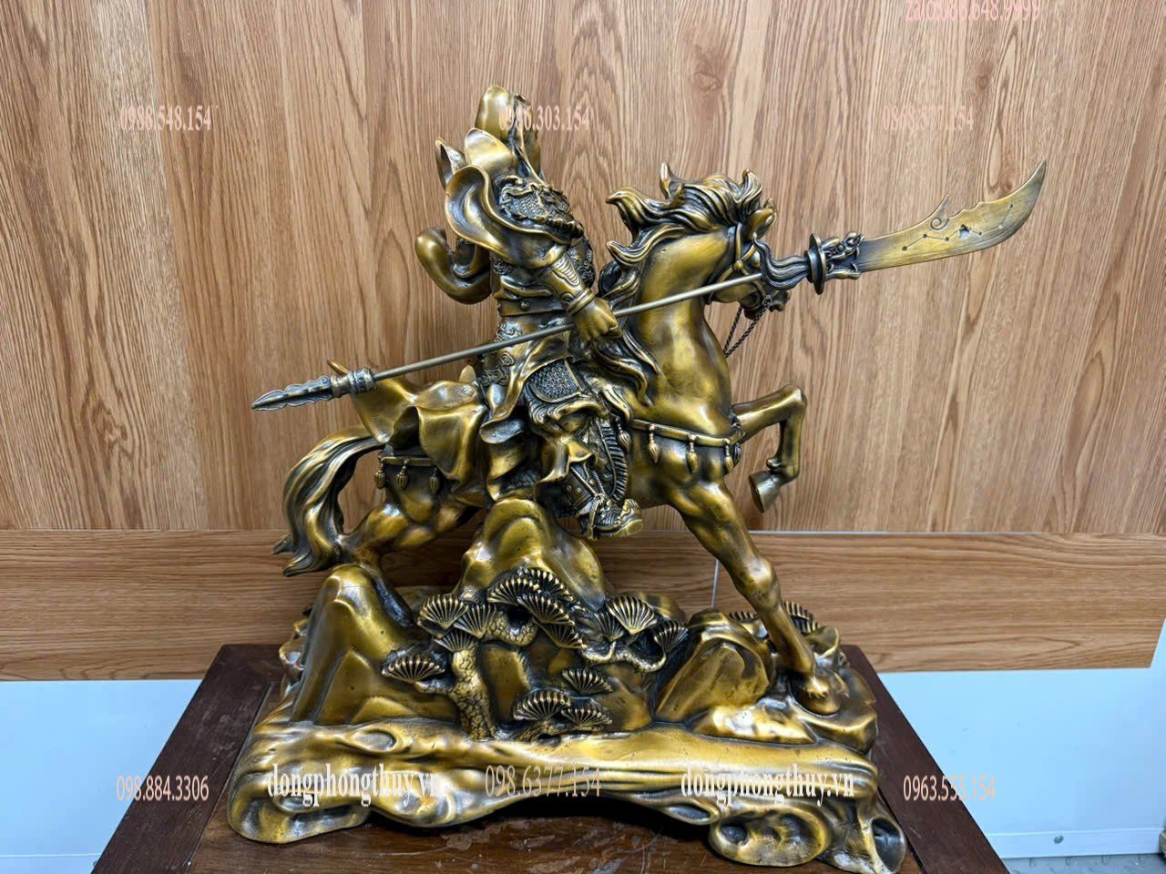 Tượng quan công cưỡi ngựa