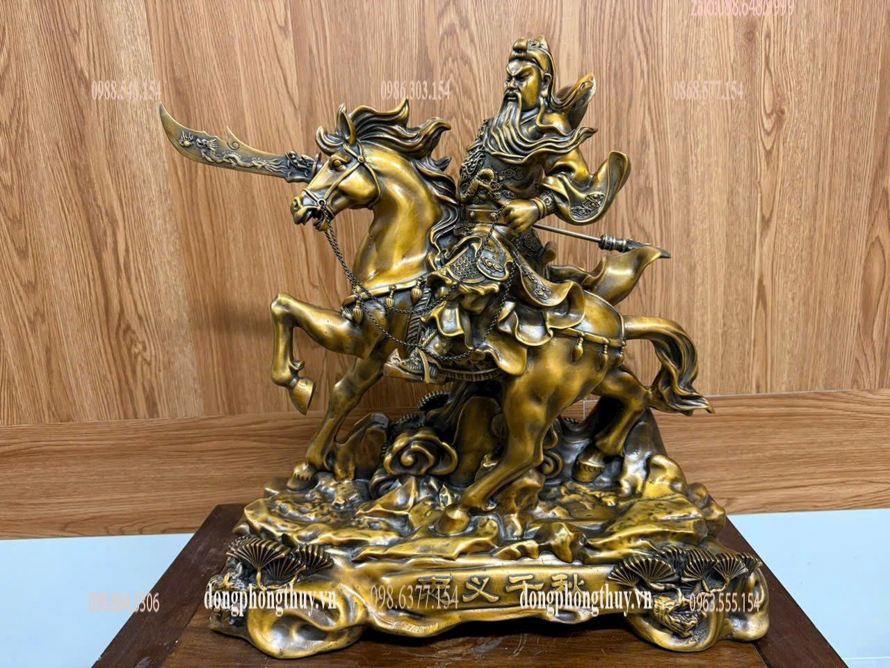 Tượng quan công cưỡi ngựa