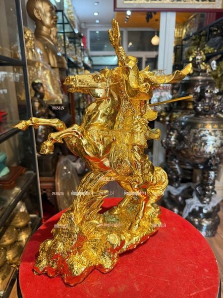 Tượng quan công cưỡi ngựa dát vàng
