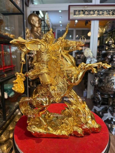 Tượng quan công cưỡi ngựa dát vàng