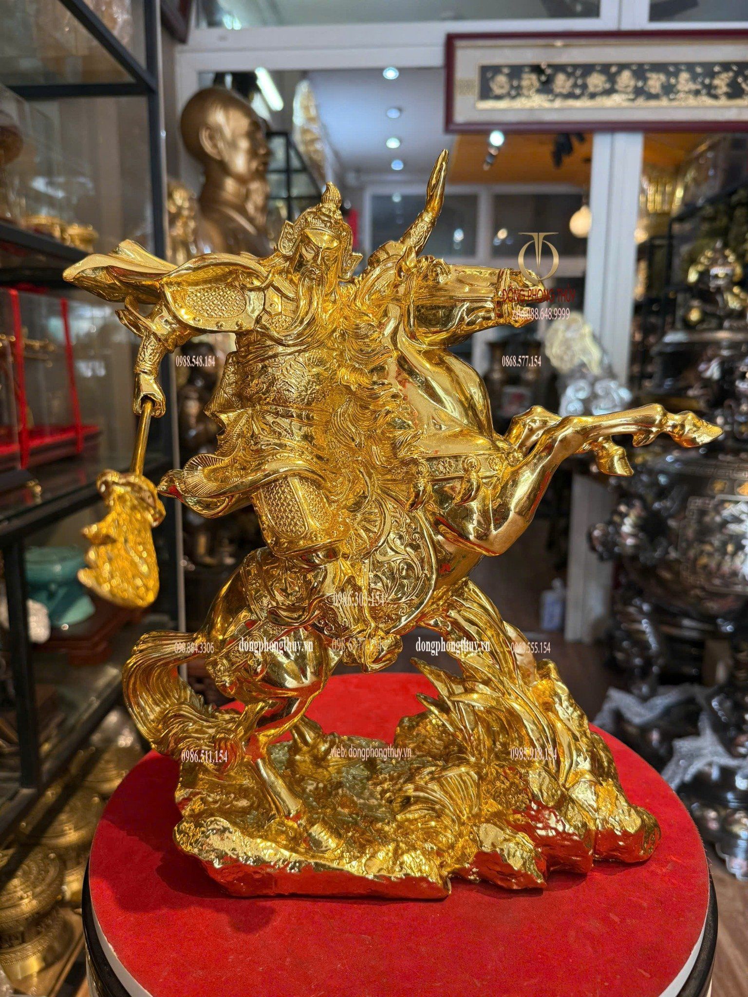 Tượng quan công cưỡi ngựa dát vàng
