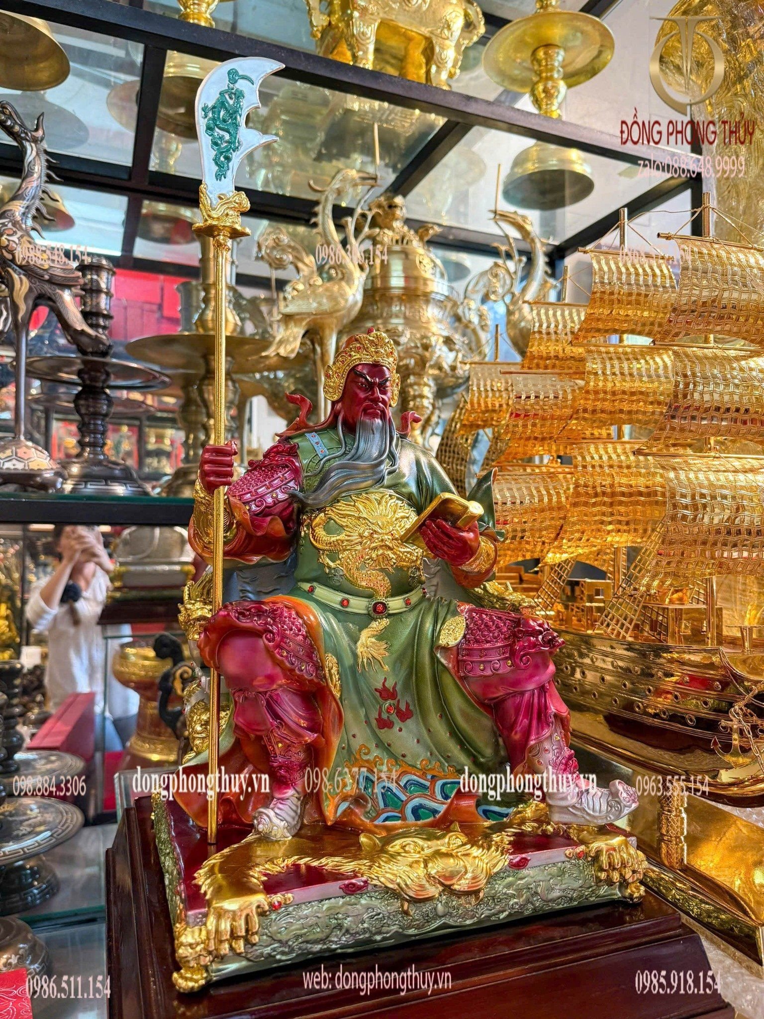 Tượng quan công vẽ màu