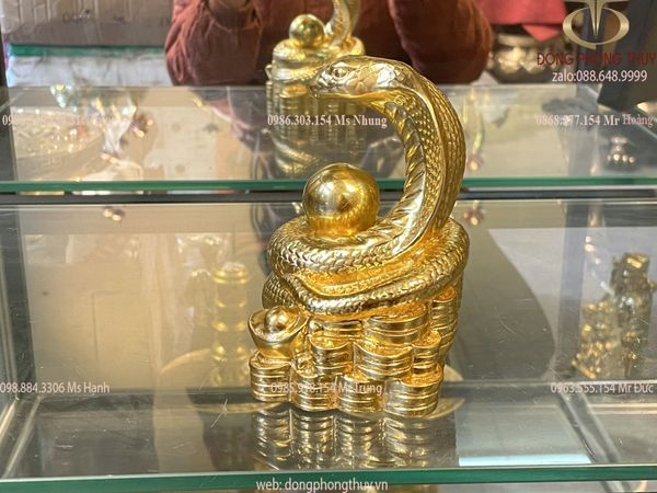 Tượng rắn mạ vàng bằng đồng dát vàng 24k cuộn ngọc Cao 13 ngang 10 sâu 9 nặng 700gram