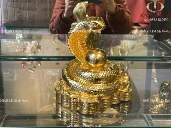 Tượng rắn mạ vàng bằng đồng dát vàng 24k cuộn ngọc Cao 13 ngang 10 sâu 9 nặng 700gram