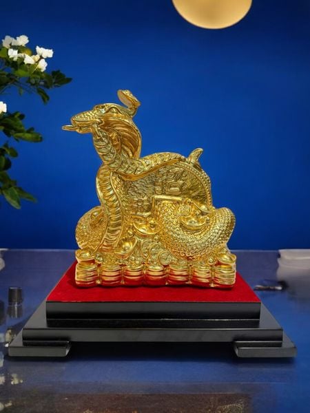 Quà tặng doanh nghiệp: Tượng rắn mạ vàng