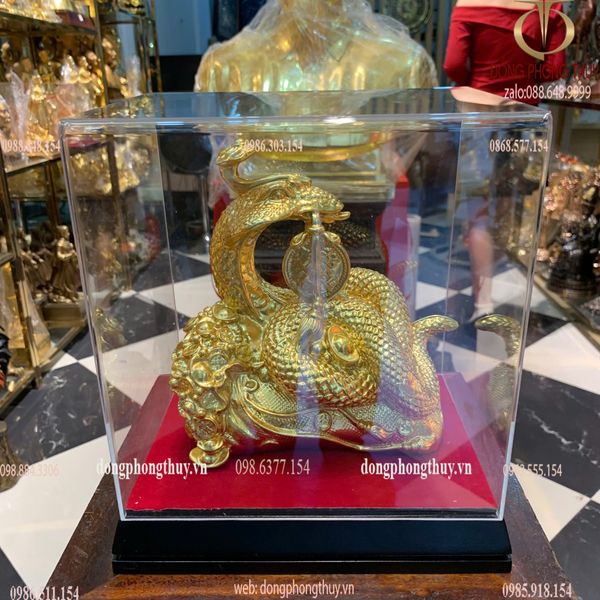 Tượng rắn cưỡi bao tiền dát vàng 24k