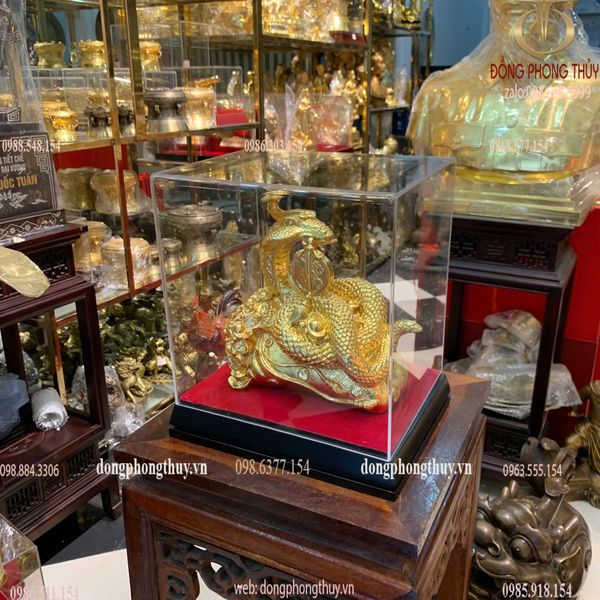 Tượng rắn cưỡi bao tiền dát vàng 24k