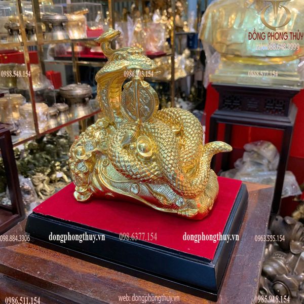 Tượng rắn cưỡi bao tiền dát vàng 24k