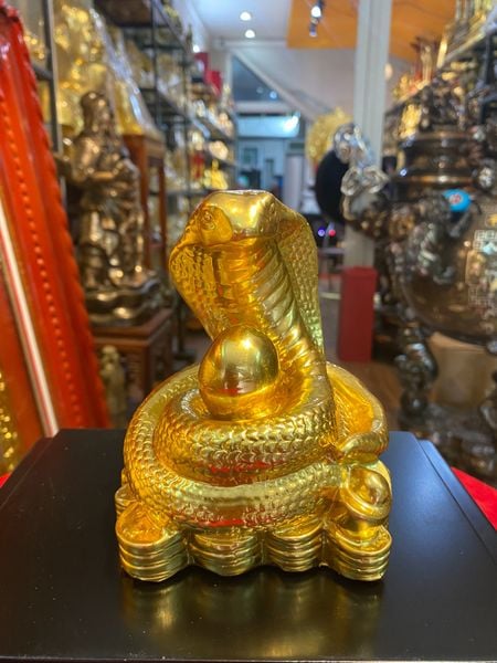 Tượng rắn mạ vàng phong thủy dát vàng 24k ngồi đống tiền
