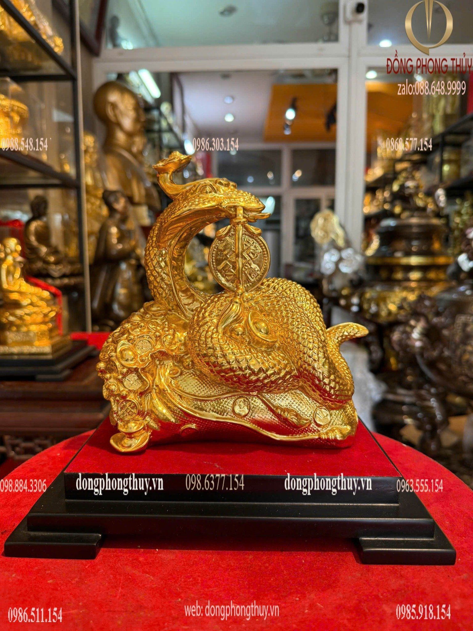 Tượng rắn cưỡi bao tiền dát vàng 24k