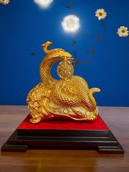 Tượng rắn cưỡi bao tiền dát vàng 24k