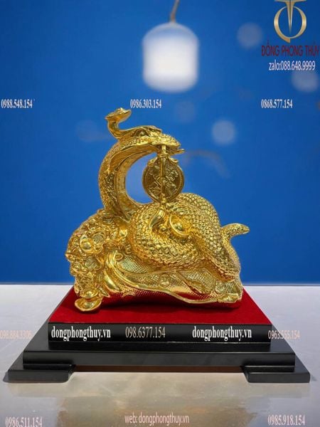 Tượng rắn cưỡi bao tiền dát vàng 24k