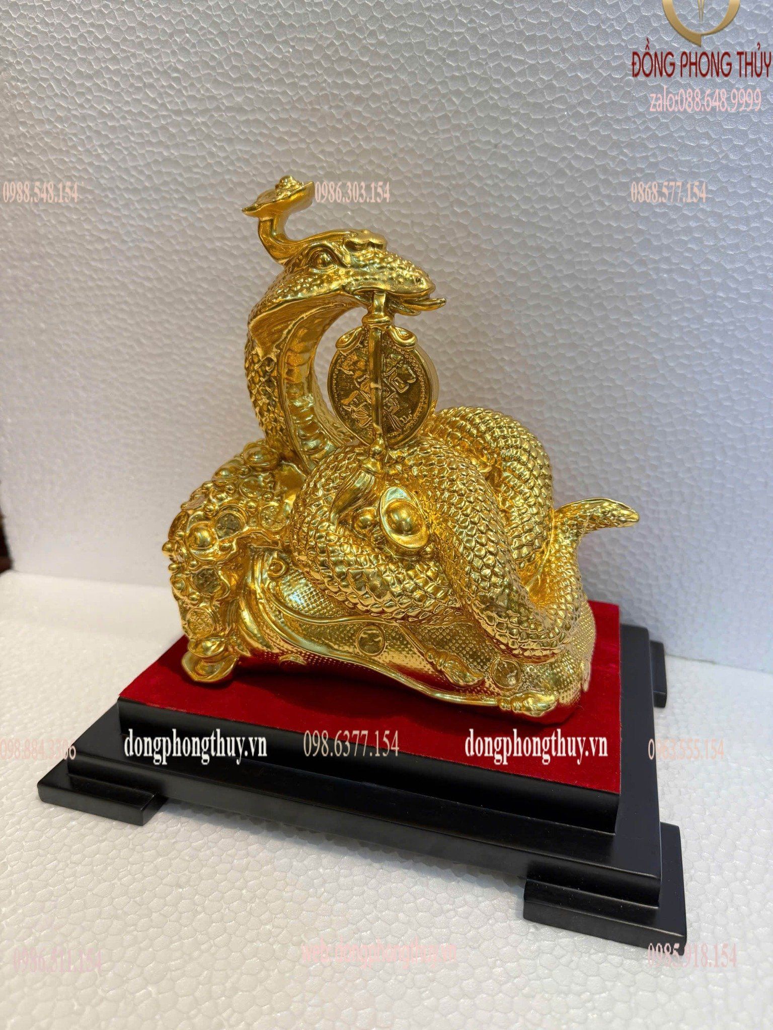 Tượng rắn cưỡi bao tiền dát vàng 24k