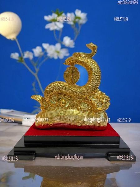 Tượng rắn cưỡi bao tiền dát vàng 24k