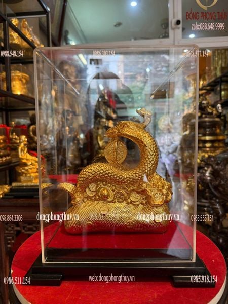 Tượng rắn cưỡi bao tiền dát vàng 24k