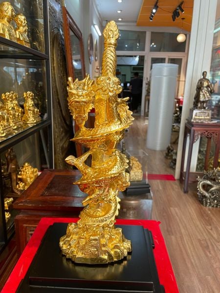 Tượng rồng mạ vàng cuộn kiếm dát vàng 24K