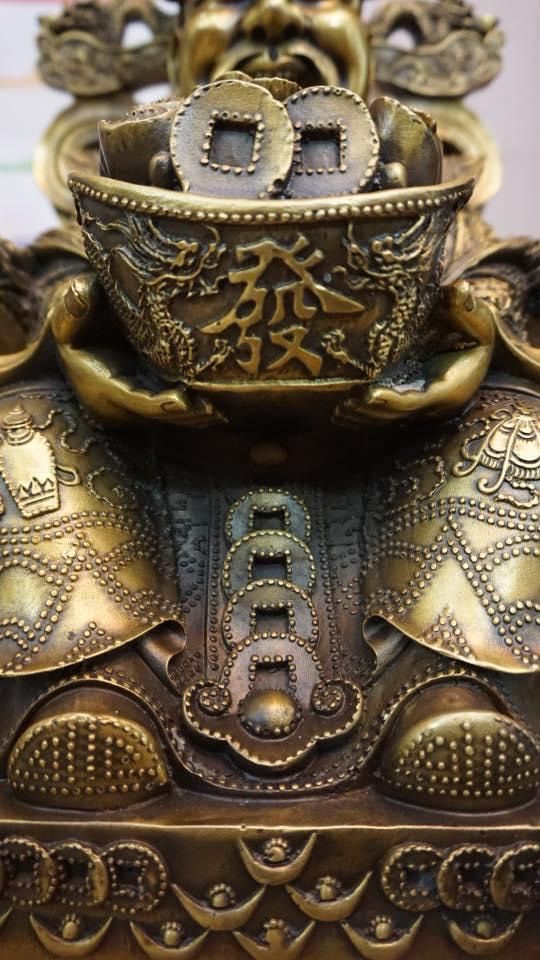 Tượng thần tài dâng tiền bằng đồng