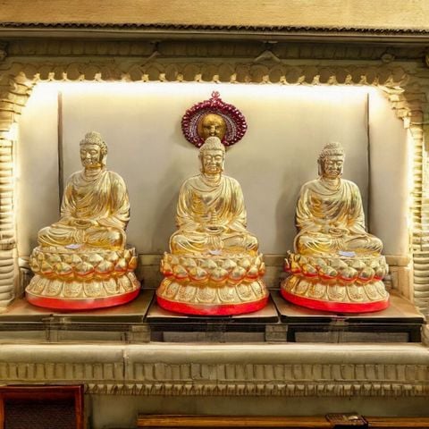 Tượng Tam Thế bằng đồng dát vàng