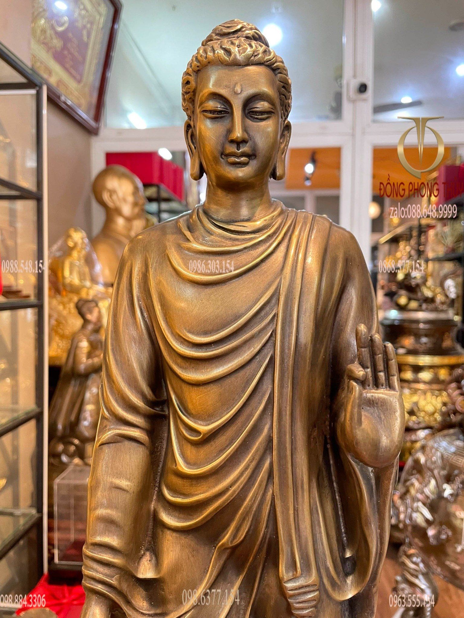 Thích Ca Mâu Ni đứng