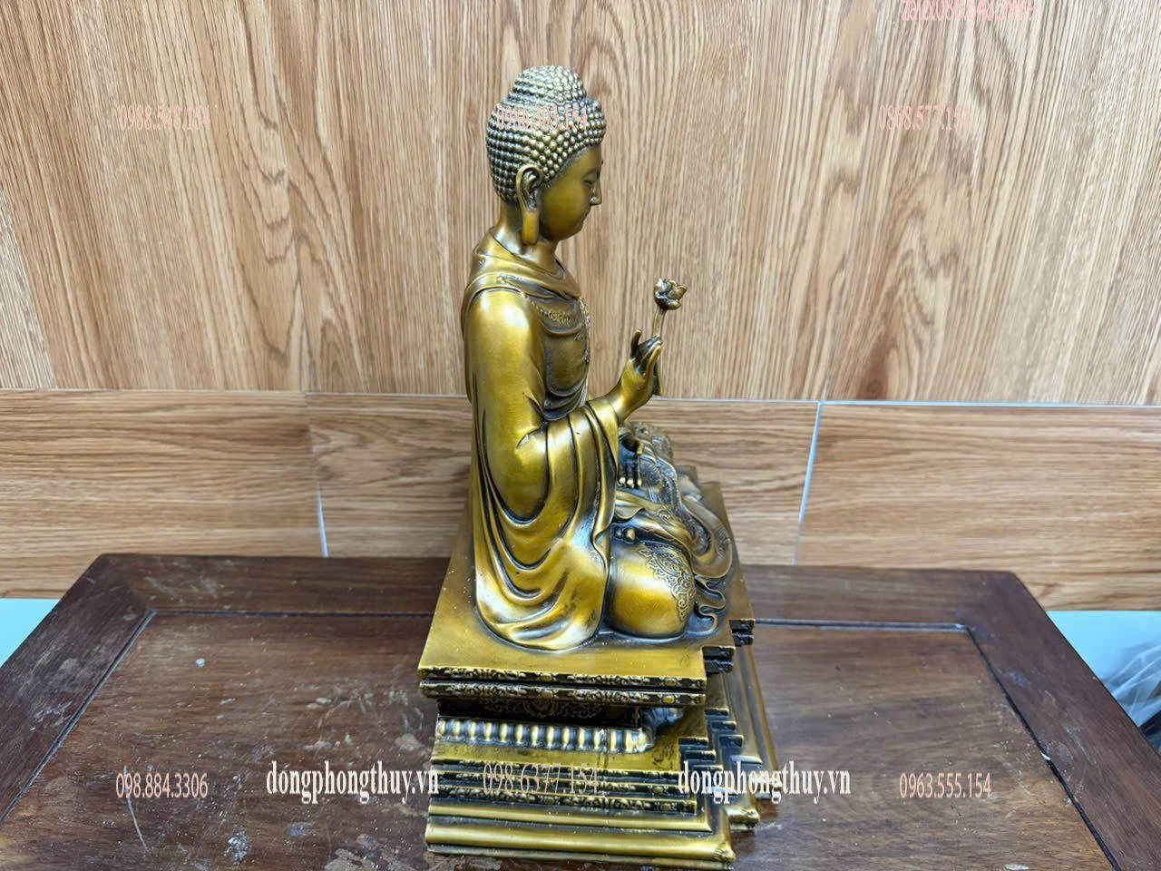 Tượng thích ca áo hoa