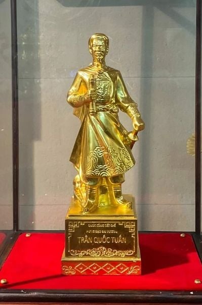 Tượng Trần Hưng Đạo cao 40cm dát vàng 24k