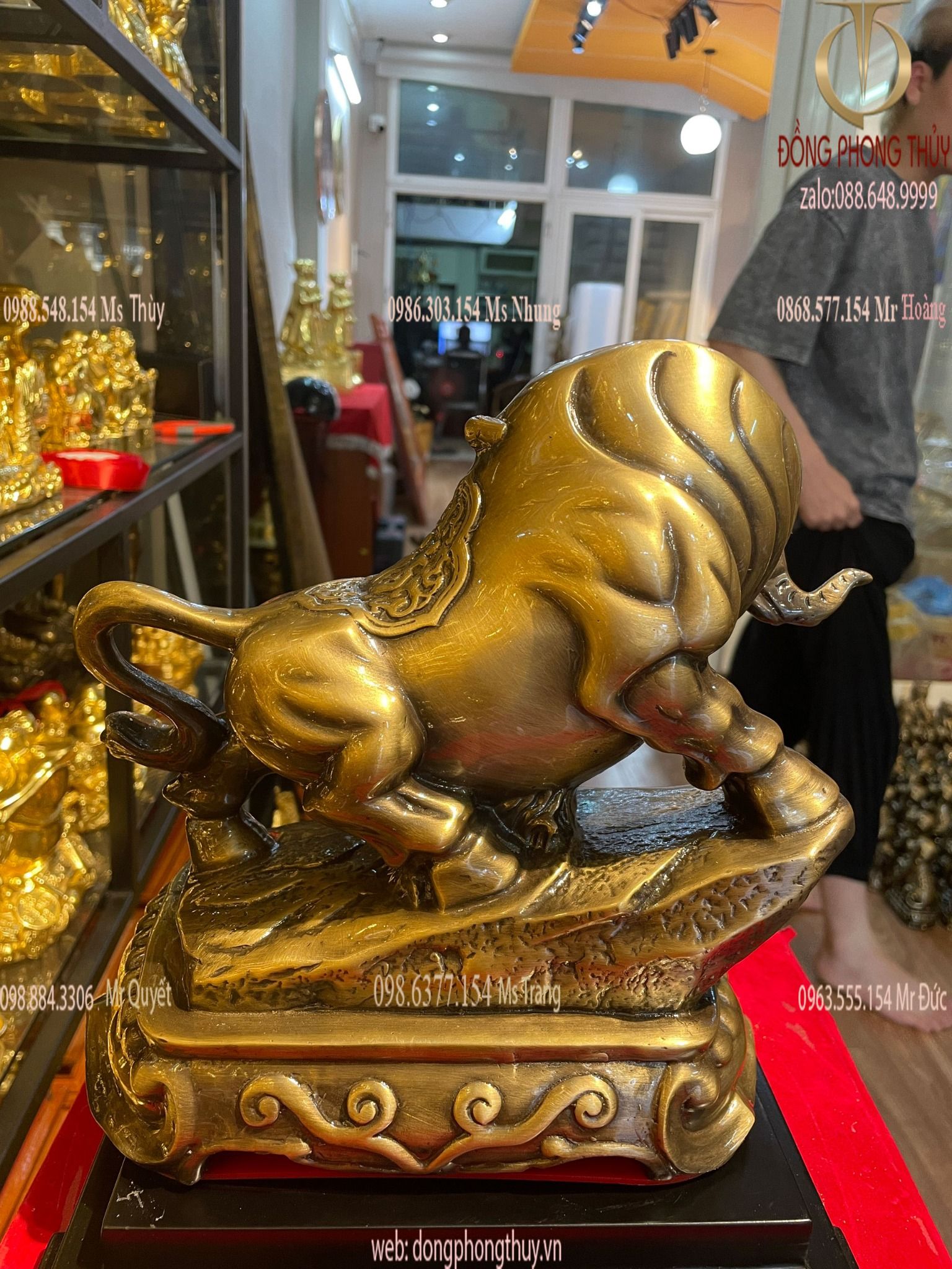 Tượng bò tót tài chính bằng đồng