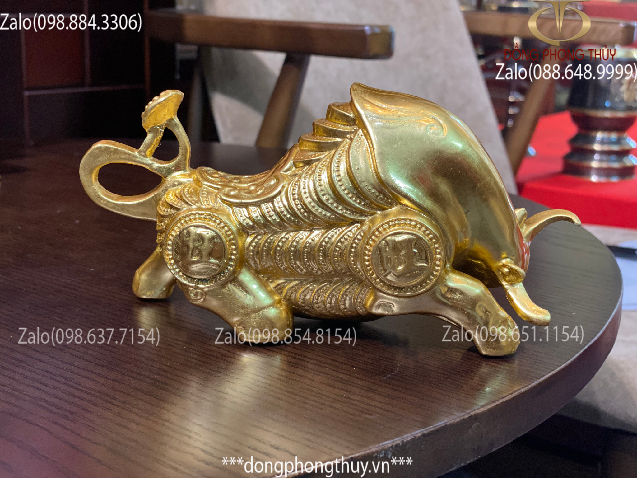 Tượng trâu trọi bằng đồng thếp vàng 24k