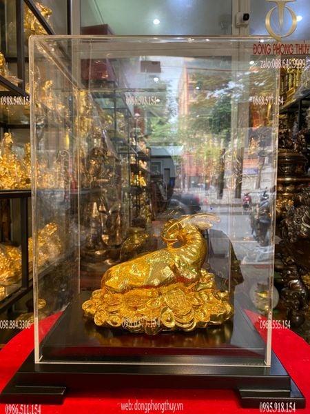 Quà tặng sếp theo tuổi: Tượng trâu vàng nằm đống tiền dát vàng 24k