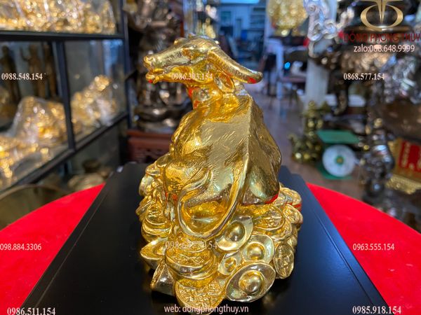 Quà tặng sếp theo tuổi: Tượng trâu vàng nằm đống tiền dát vàng 24k