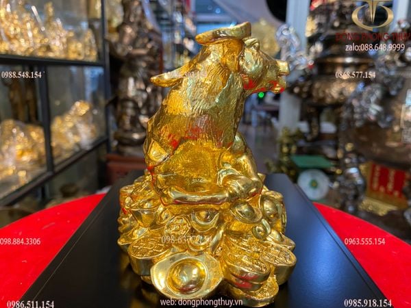 Quà tặng sếp theo tuổi: Tượng trâu vàng nằm đống tiền dát vàng 24k