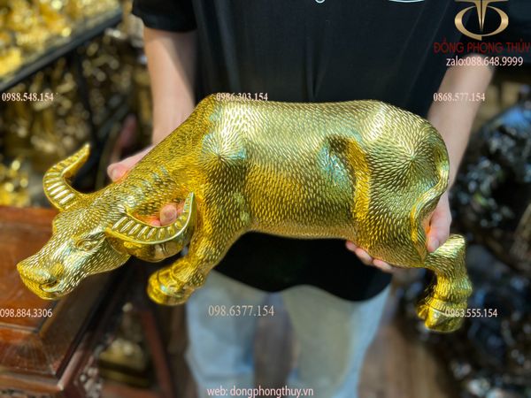 Tượng trâu vàng bằng đồng đỏ dát vàng 24k