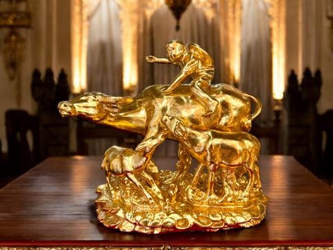 Tượng Mục đồng cưỡi trâu bằng đồng dát vàng 24k