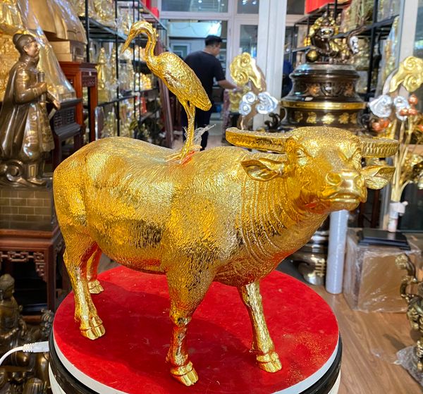 Quà tặng mạ vàng: Tượng trâu bằng đồng dát vàng 24k