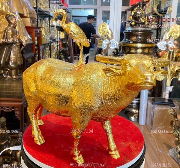 Quà tặng mạ vàng: Tượng trâu bằng đồng dát vàng 24k