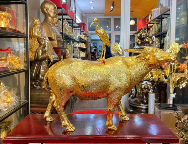 Quà tặng mạ vàng: Tượng trâu bằng đồng dát vàng 24k