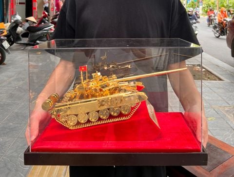 Mô hình xe tăng mạ vàng 24K ngang 41 sâu 23 cao 27cm